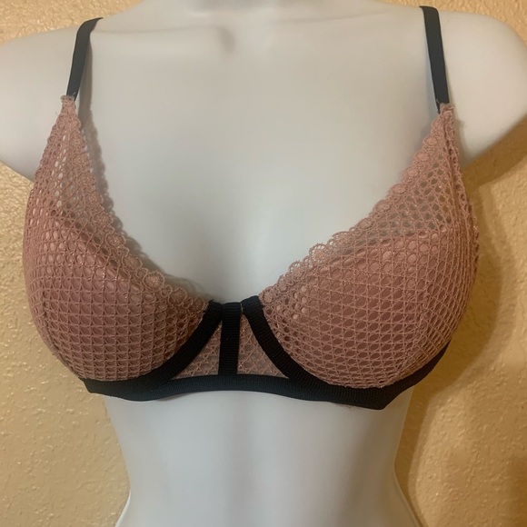 VICTORIA’S SECRET Sz 32C Pink Sparkling Lace Bra - Picture 1 of 14